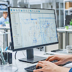 Ingenieur arbeitet an einer technischen CAD-Zeichnung am Computer
